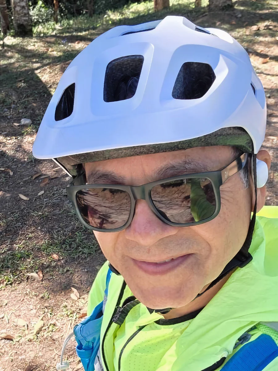 João Almeida, jornalista e ciclista, sorrindo em trilha de mountain bike